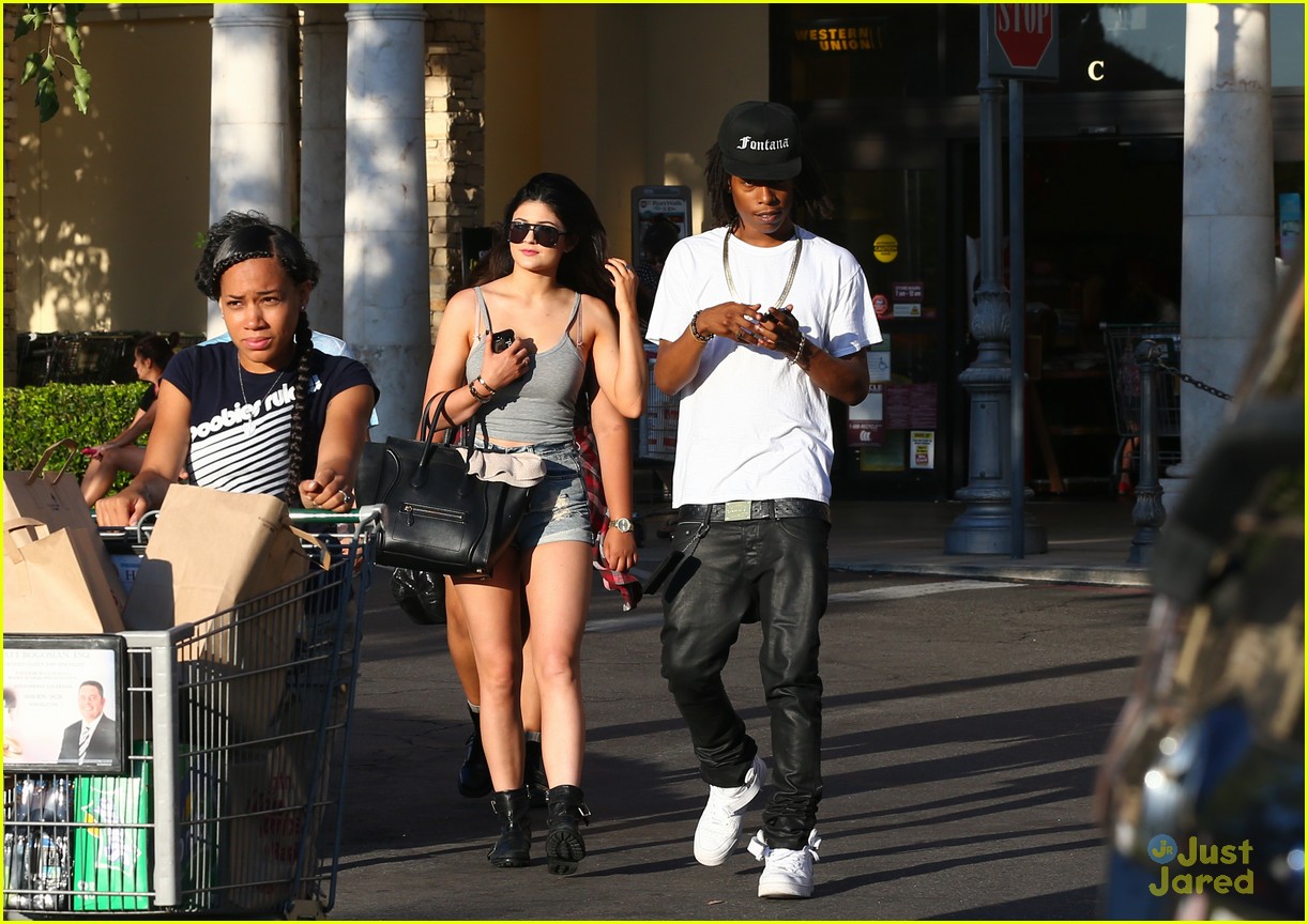 kylie jenner food shopping with friends 20