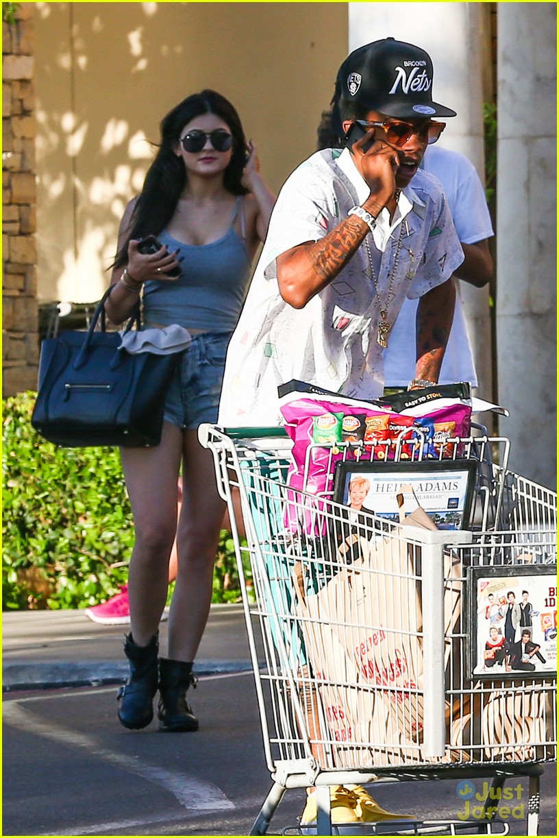 kylie jenner food shopping with friends 22