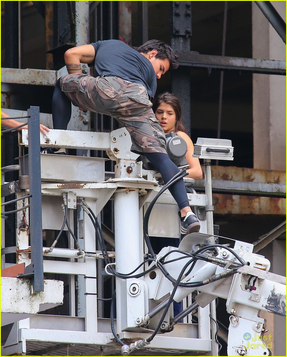 taylor lautner marie avgeropoulos crane tracers 08