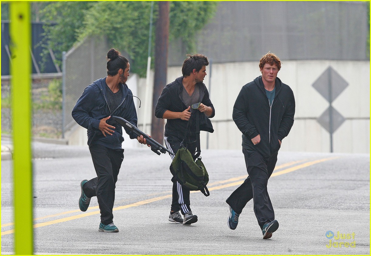 taylor lautner masked man for tracers robbery scene 03