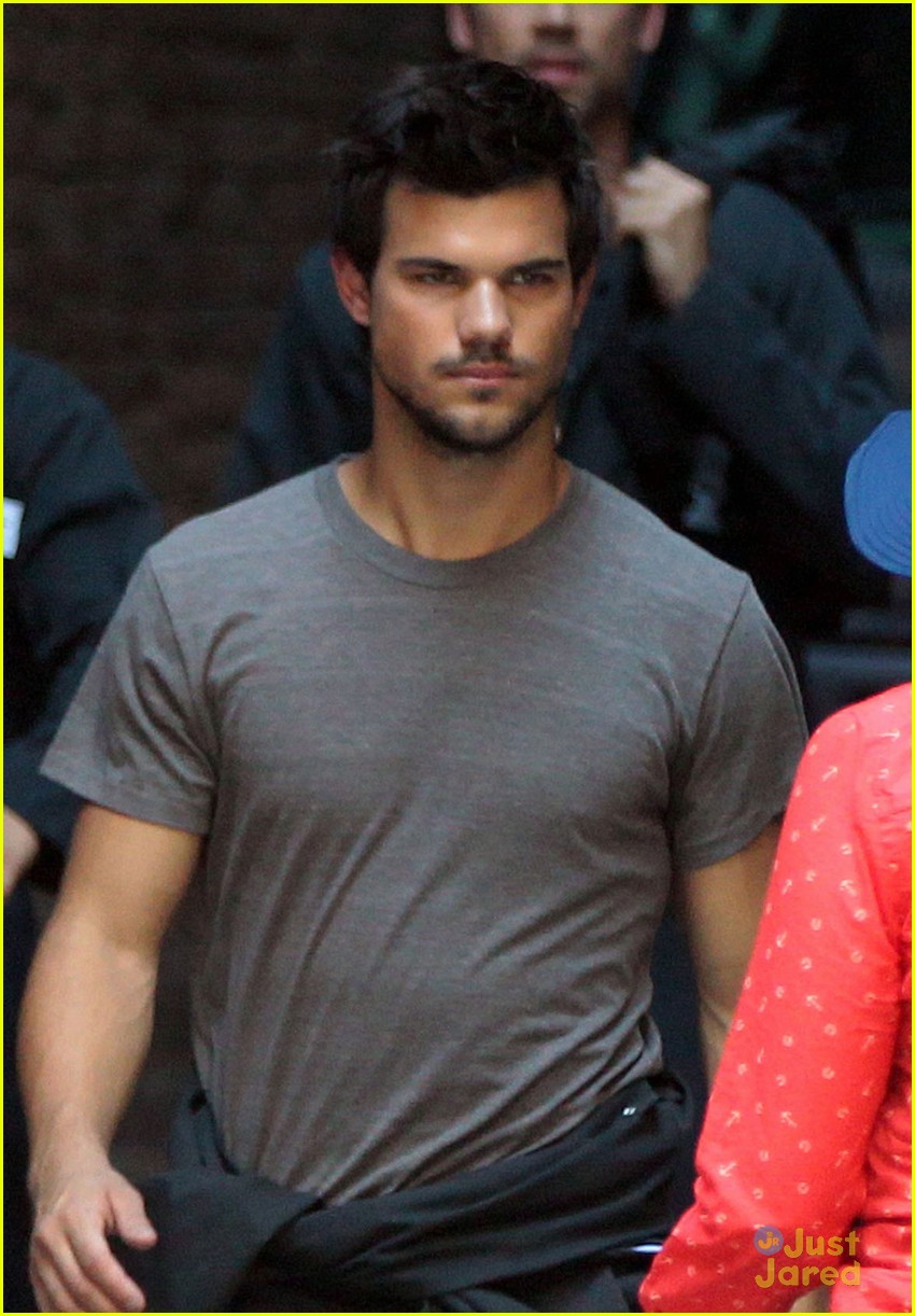 taylor lautner films tracers in midtown nyc 01