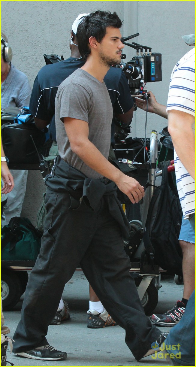 taylor lautner films tracers in midtown nyc 02