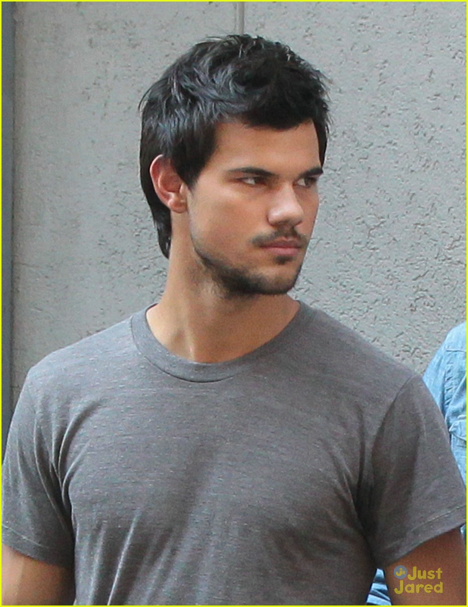 taylor lautner films tracers in midtown nyc 03