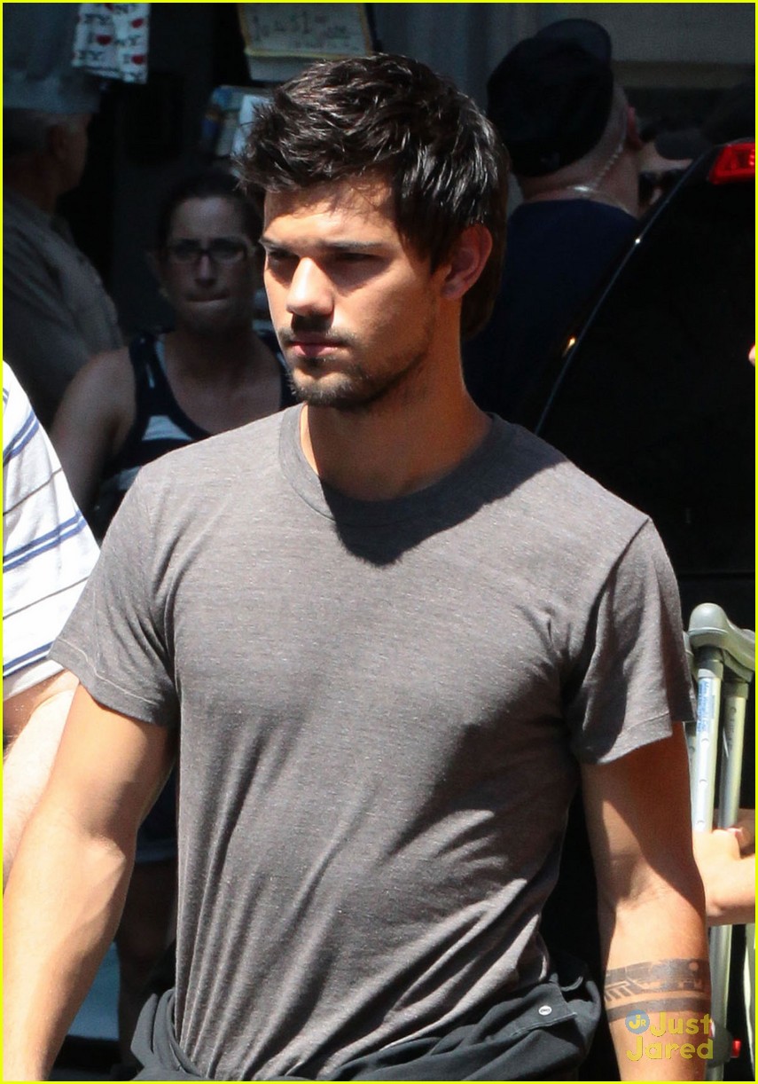 taylor lautner films tracers in midtown nyc 05