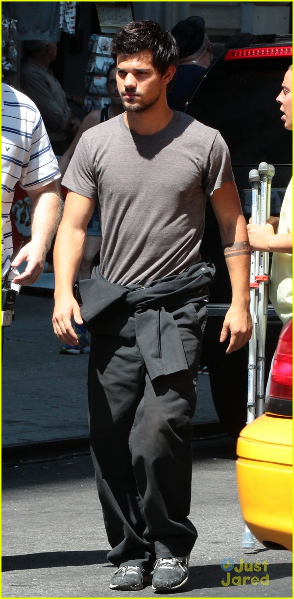 taylor lautner films tracers in midtown nyc 07