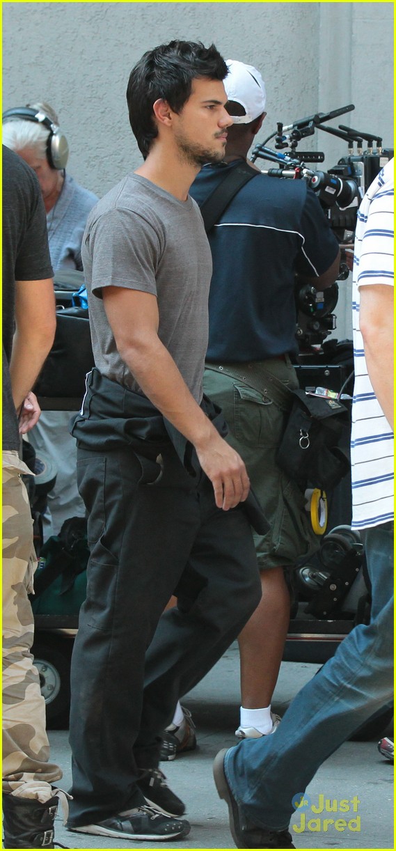 taylor lautner films tracers in midtown nyc 08