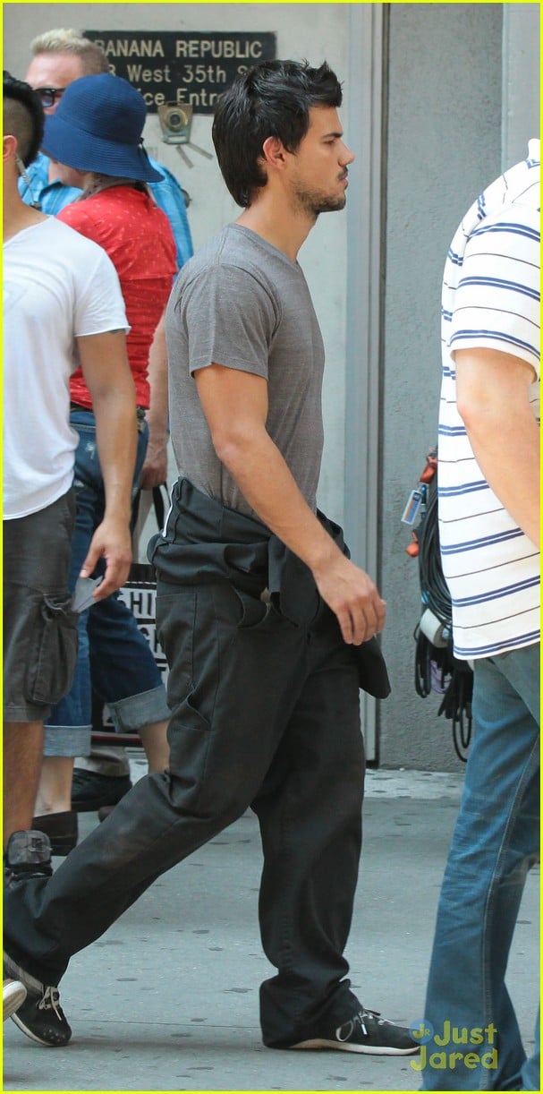 taylor lautner films tracers in midtown nyc 09