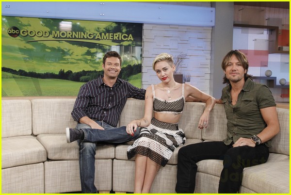 miley cyrus stops by good morning america 04