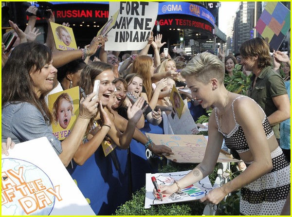 miley cyrus stops by good morning america 10