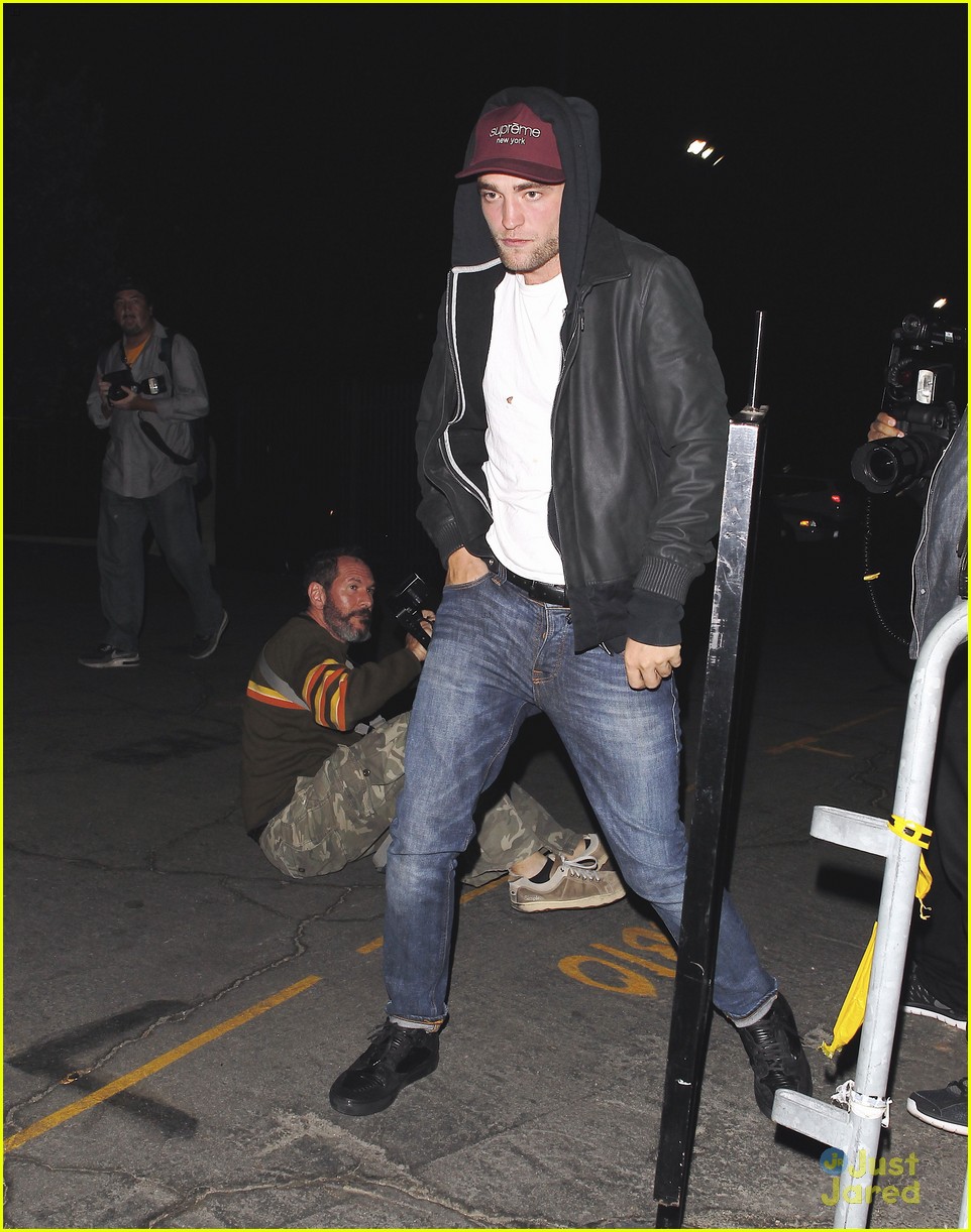 robert pattinson attends justin timberlake jay z concert with sia 01