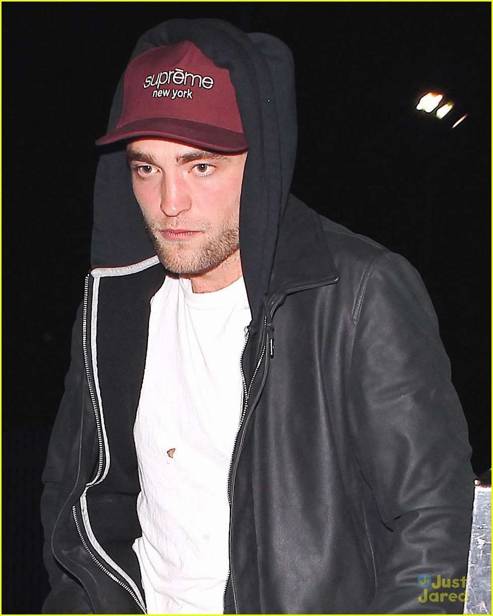 robert pattinson attends justin timberlake jay z concert with sia 02