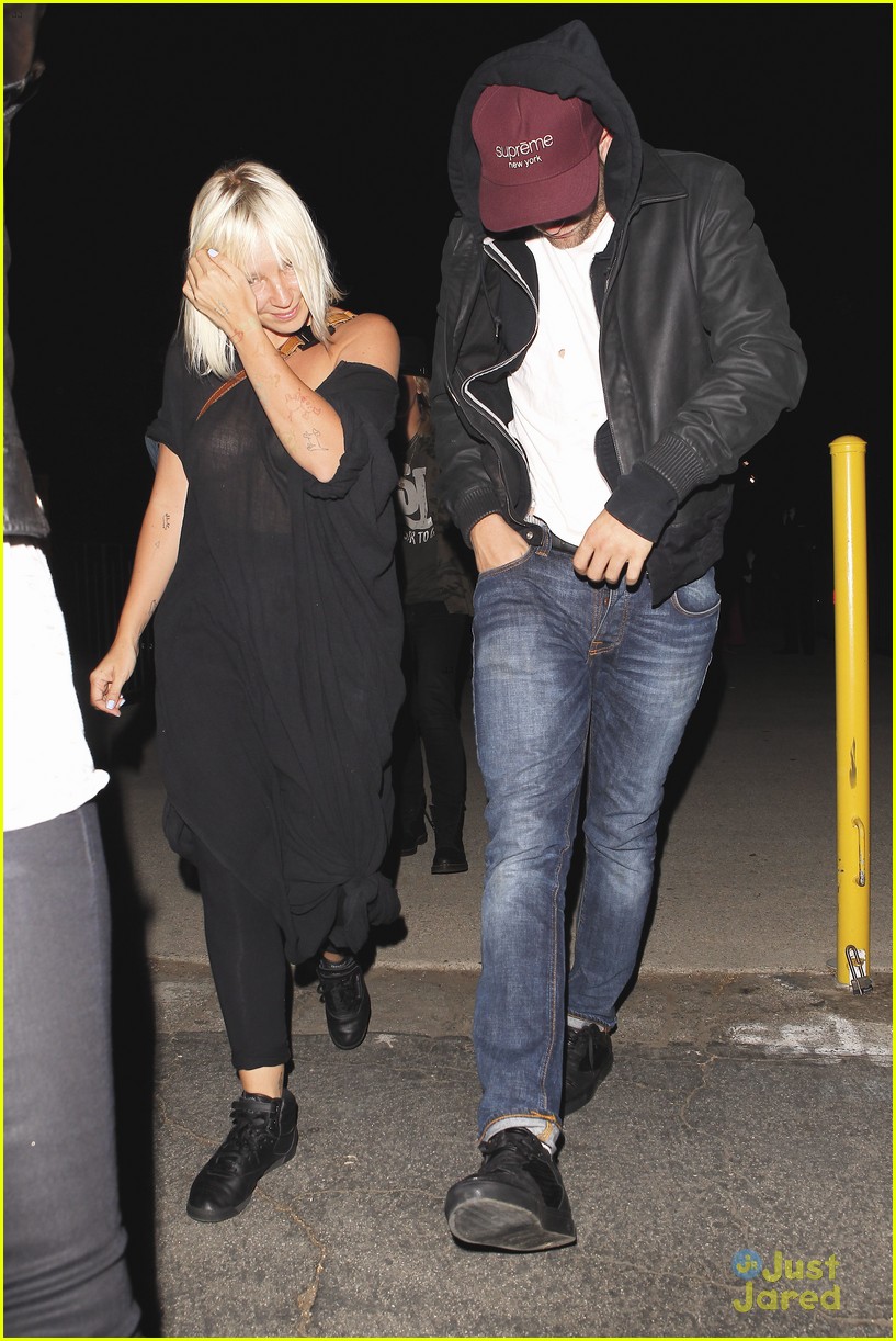robert pattinson attends justin timberlake jay z concert with sia 03
