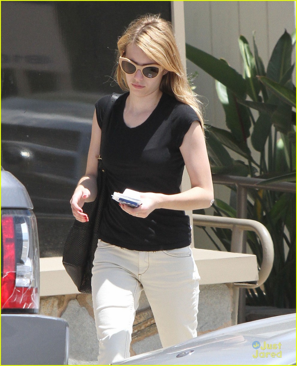 emma roberts visits the doctor 01