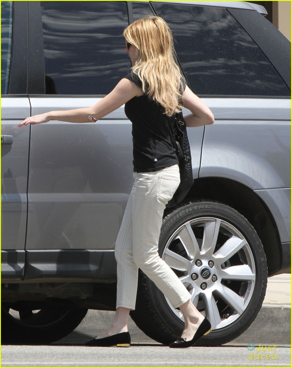 emma roberts visits the doctor 04