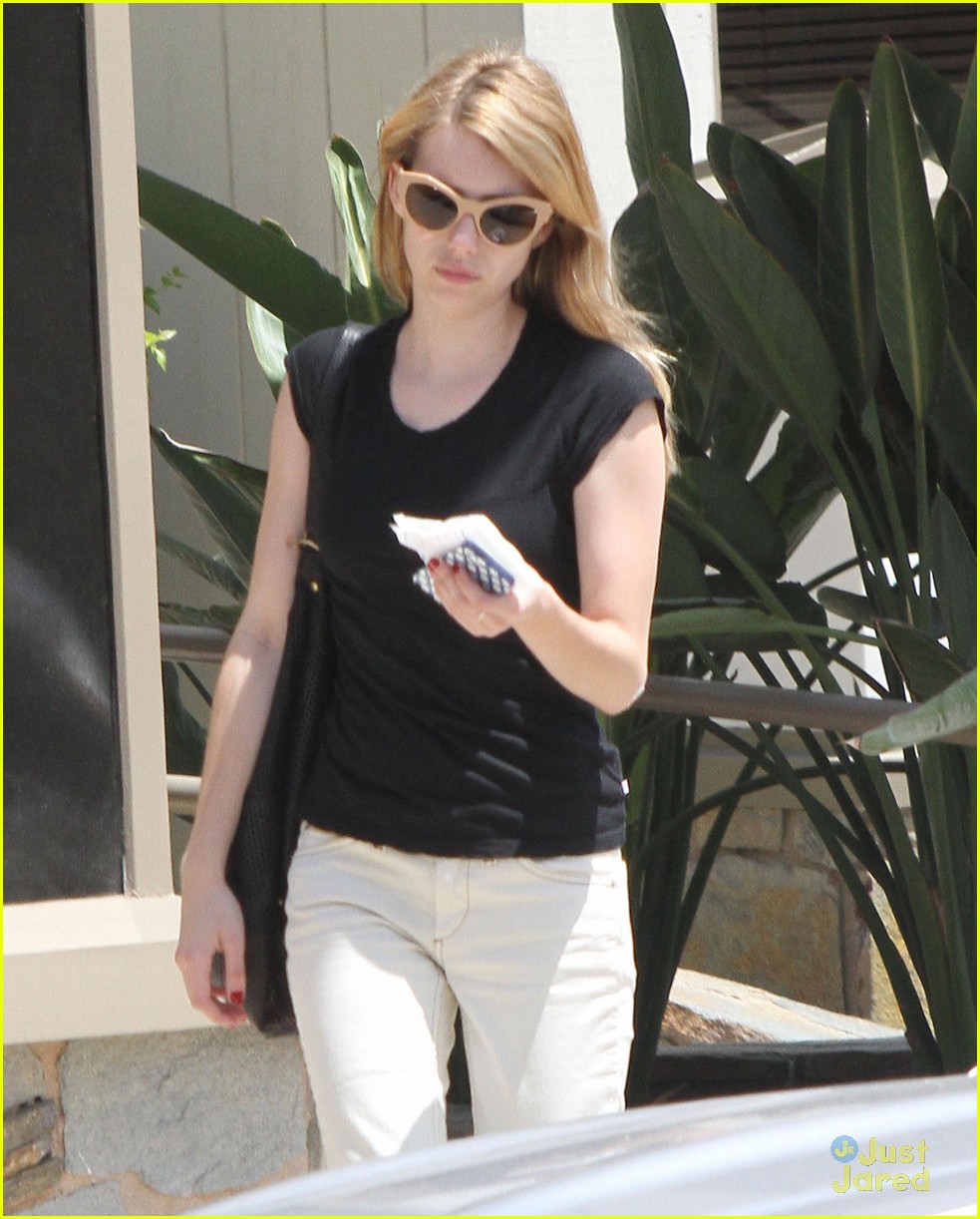 emma roberts visits the doctor 05