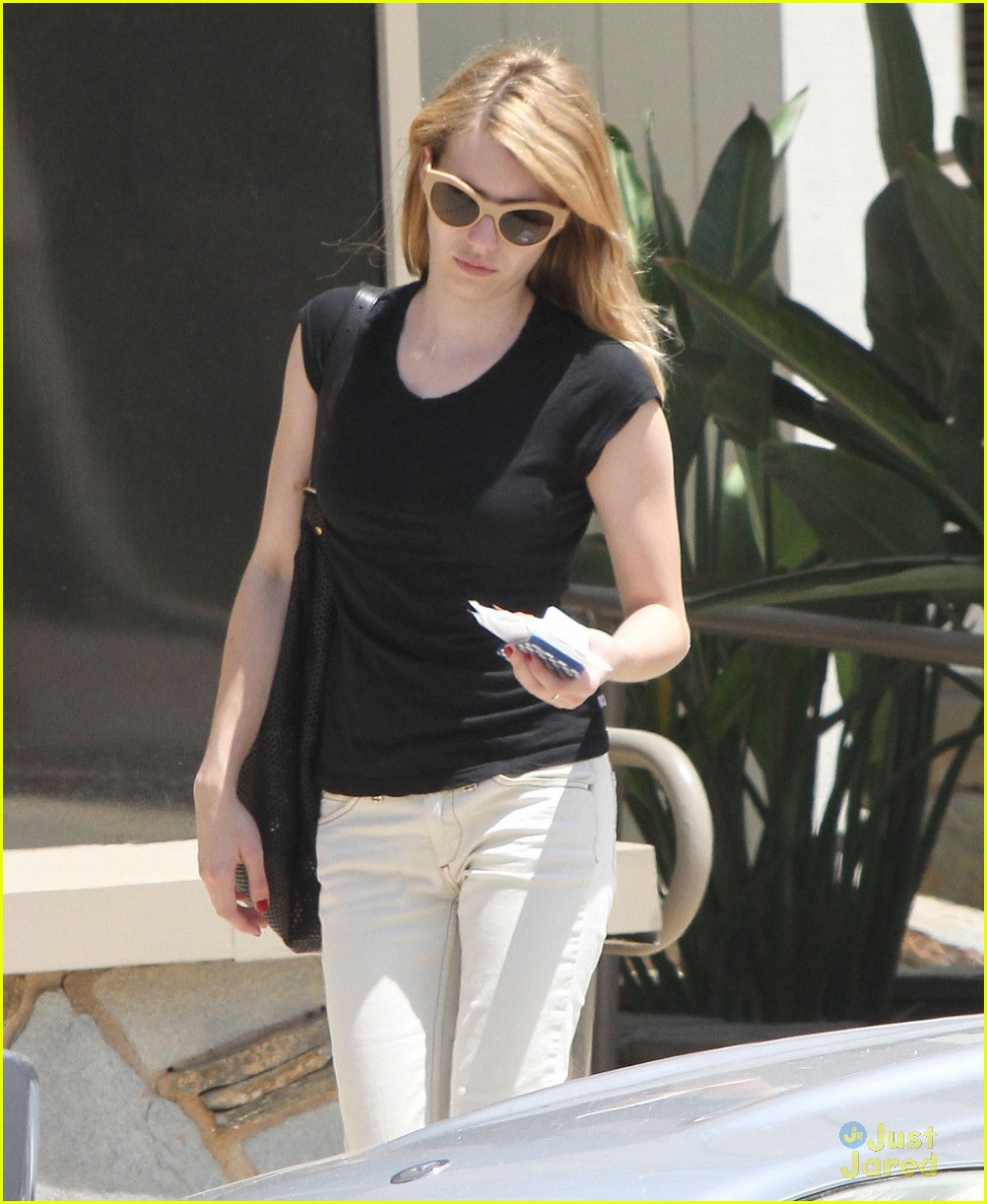 emma roberts visits the doctor 06