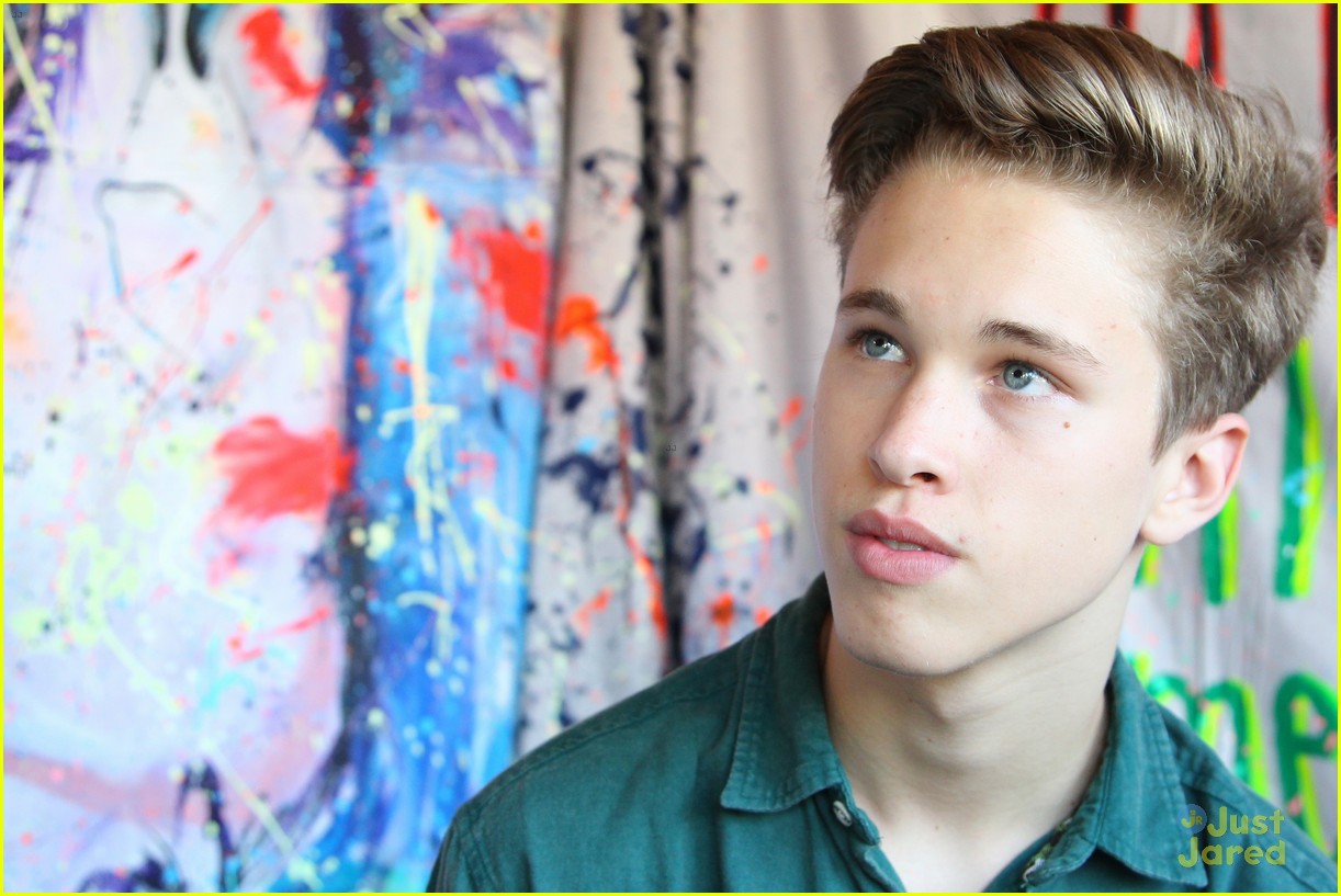 ryan beatty stops by toms in venice beach 02