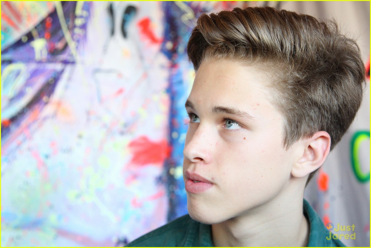 ryan beatty stops by toms in venice beach 08