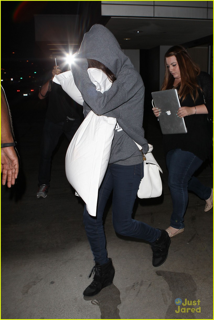 selena gomez lax arrival after free boston concert 01