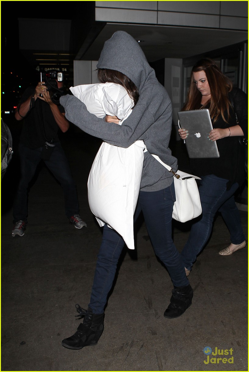selena gomez lax arrival after free boston concert 09