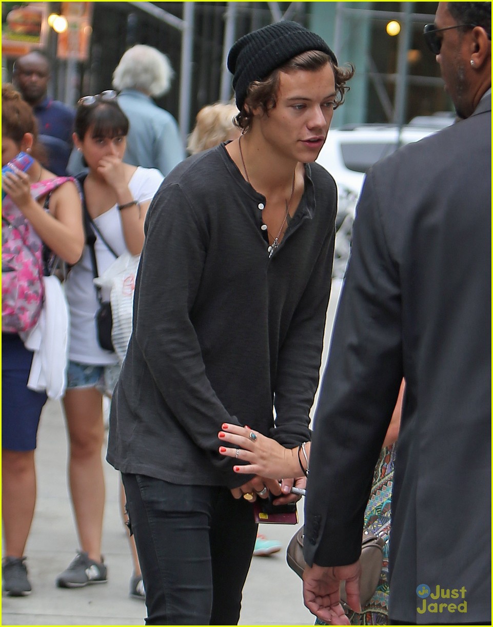 harry styles buys a new iphone 01