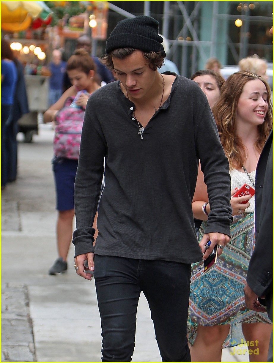harry styles buys a new iphone 05