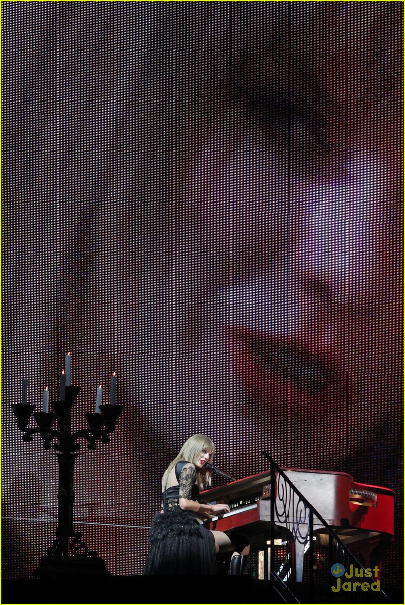 taylor swift vancouver red stop 24
