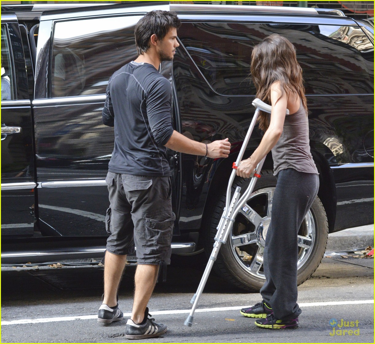 taylor lautner marie avgeropoulos tracers filming 03