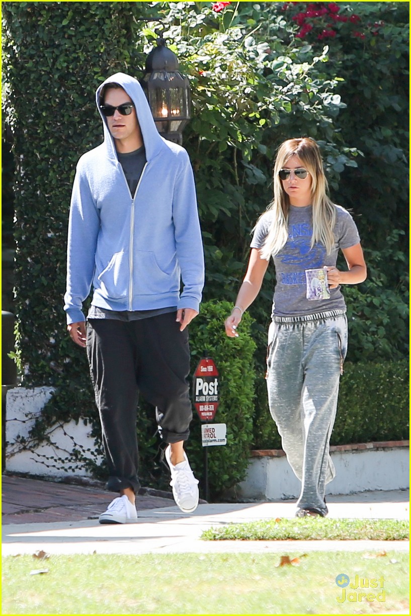 ashley tisdale trader joes chris french 09