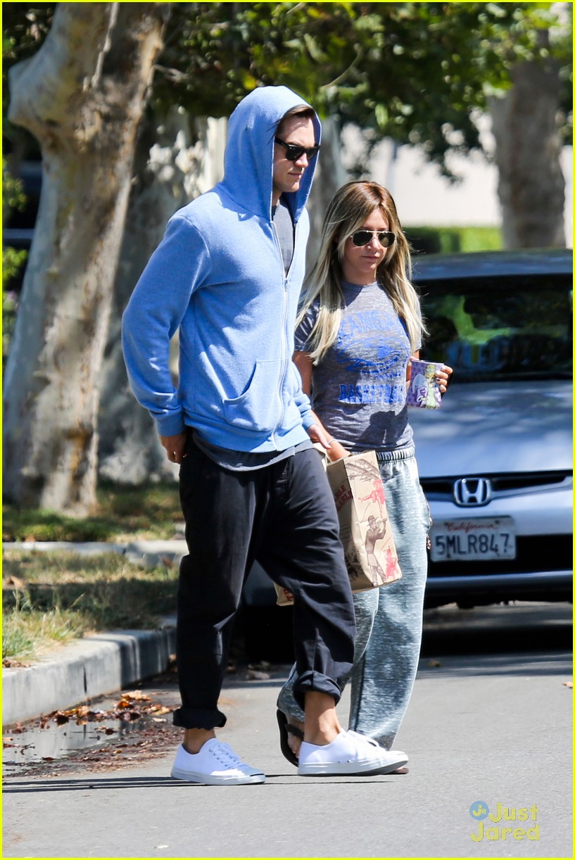 ashley tisdale trader joes chris french 16