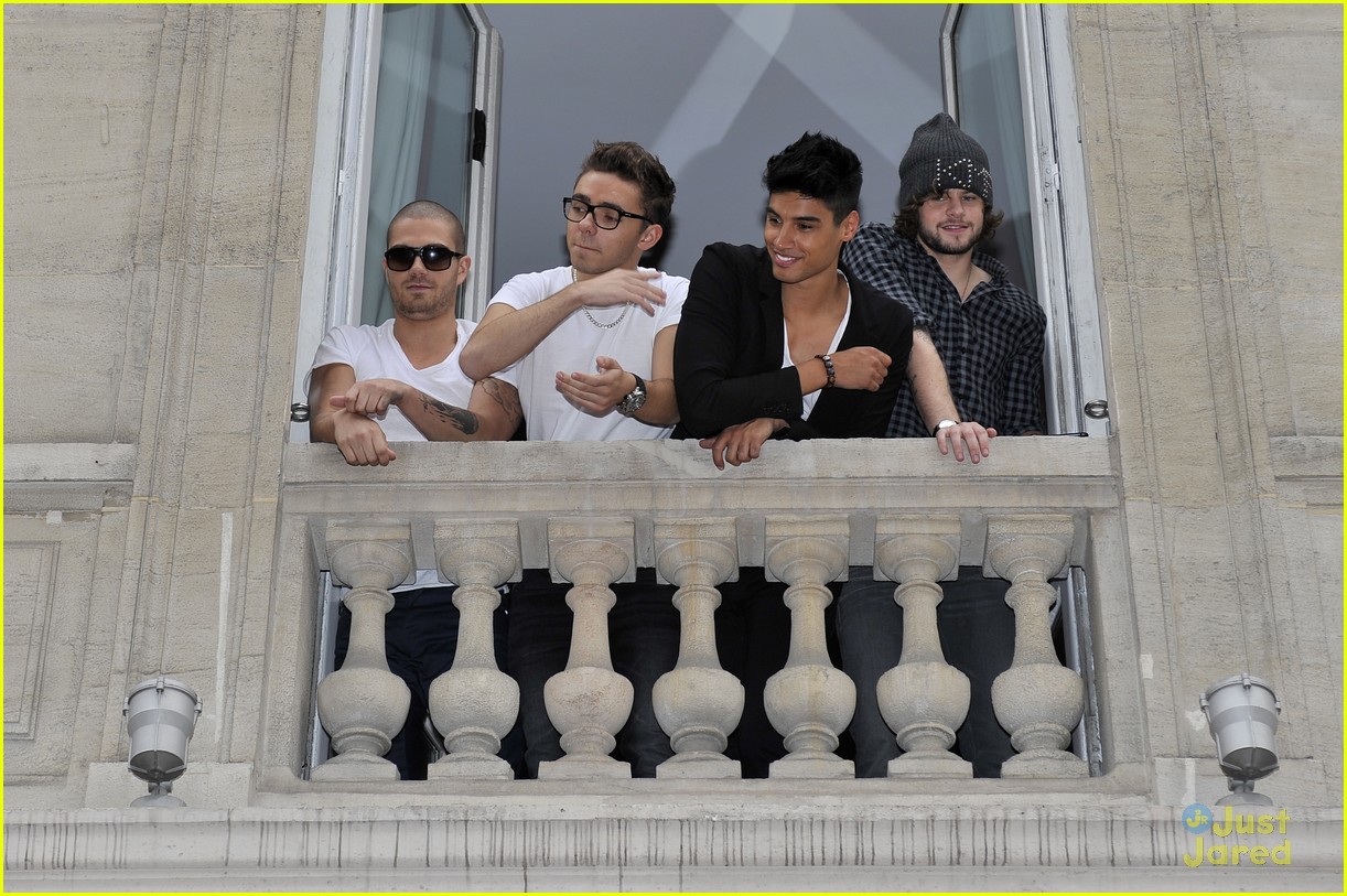 the wanted serenaded by parisian fans 02
