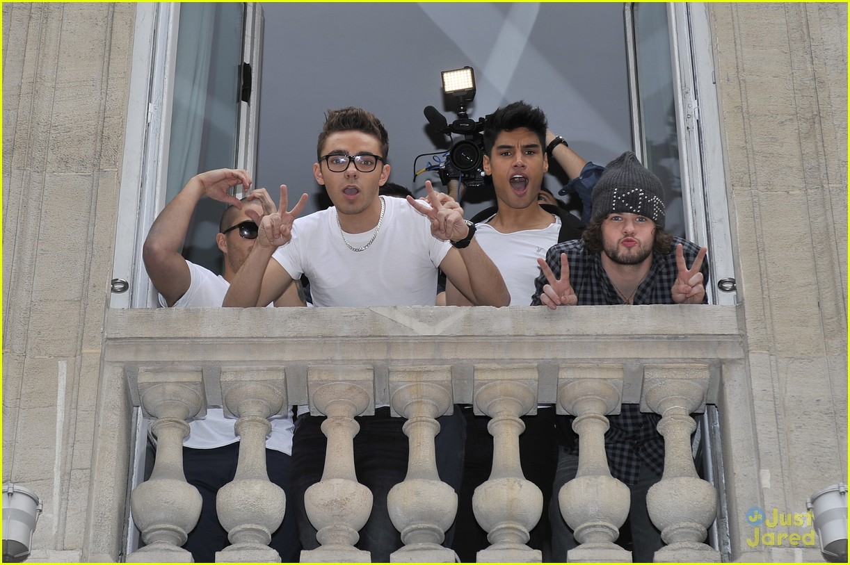 the wanted serenaded by parisian fans 04