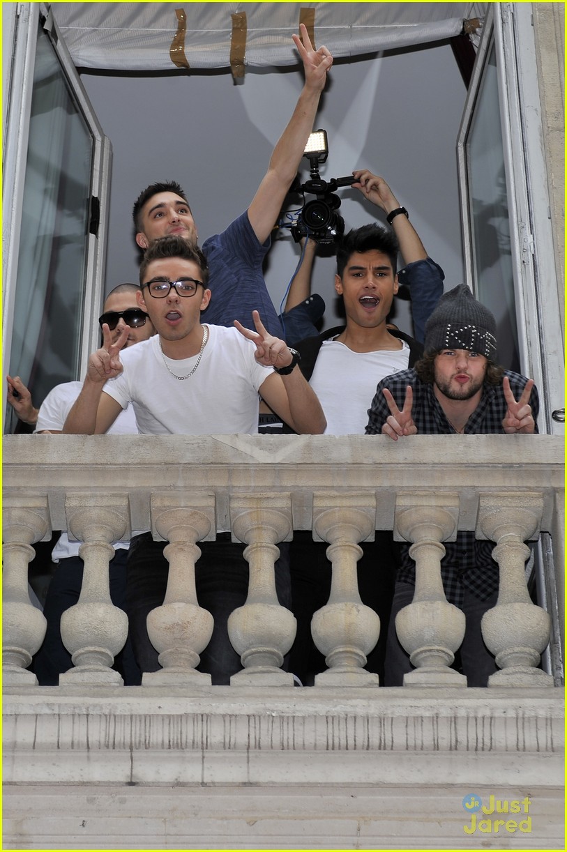 the wanted serenaded by parisian fans 05
