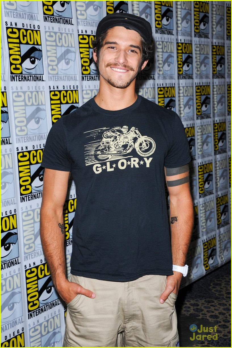 tyler posey tw fan event after engagement 03