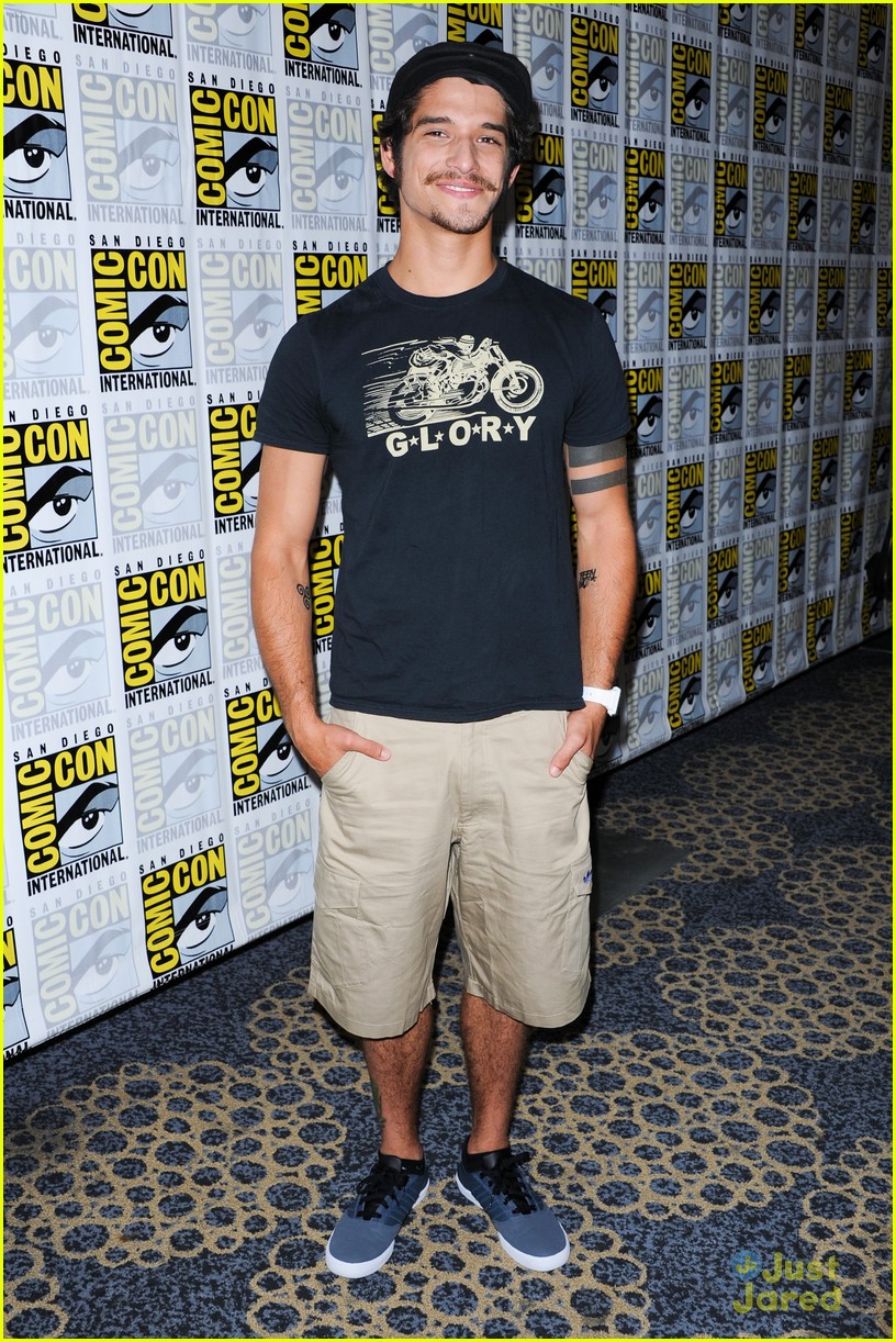 tyler posey tw fan event after engagement 10