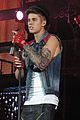 justin bieber shows off his new tattoo sleeve in concert 01