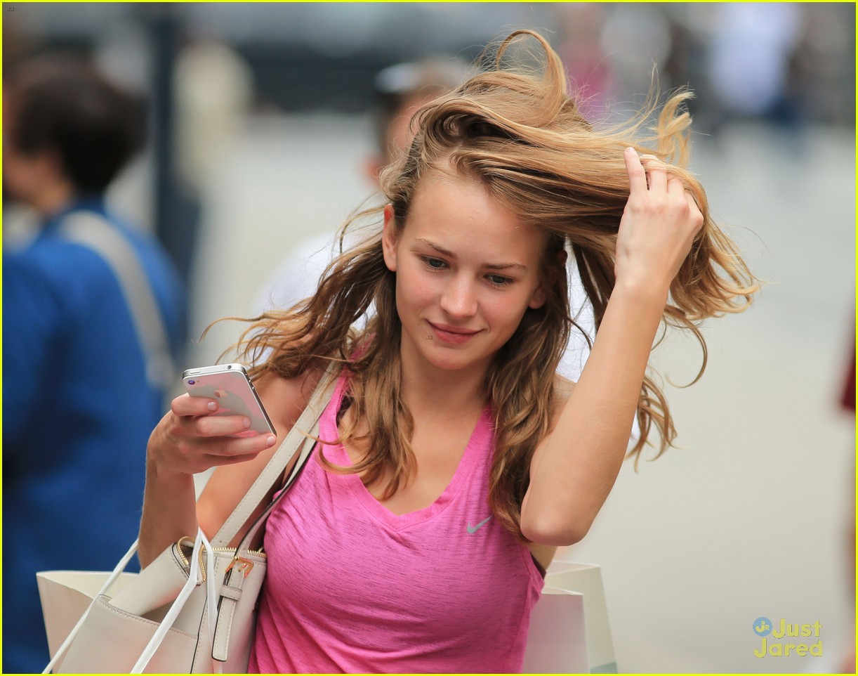britt robertson day off from tomorrowland filming 02