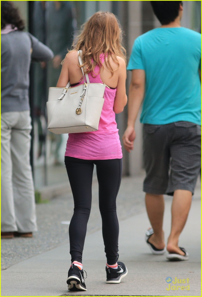 britt robertson day off from tomorrowland filming 05