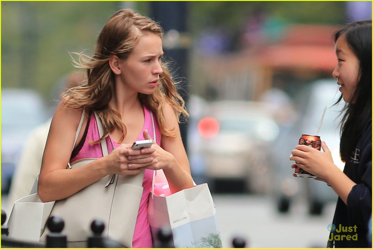 britt robertson day off from tomorrowland filming 12