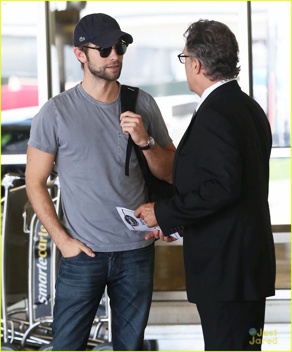 chace crawford lax arrival 01