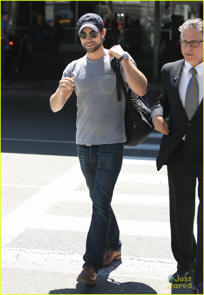 chace crawford lax arrival 04