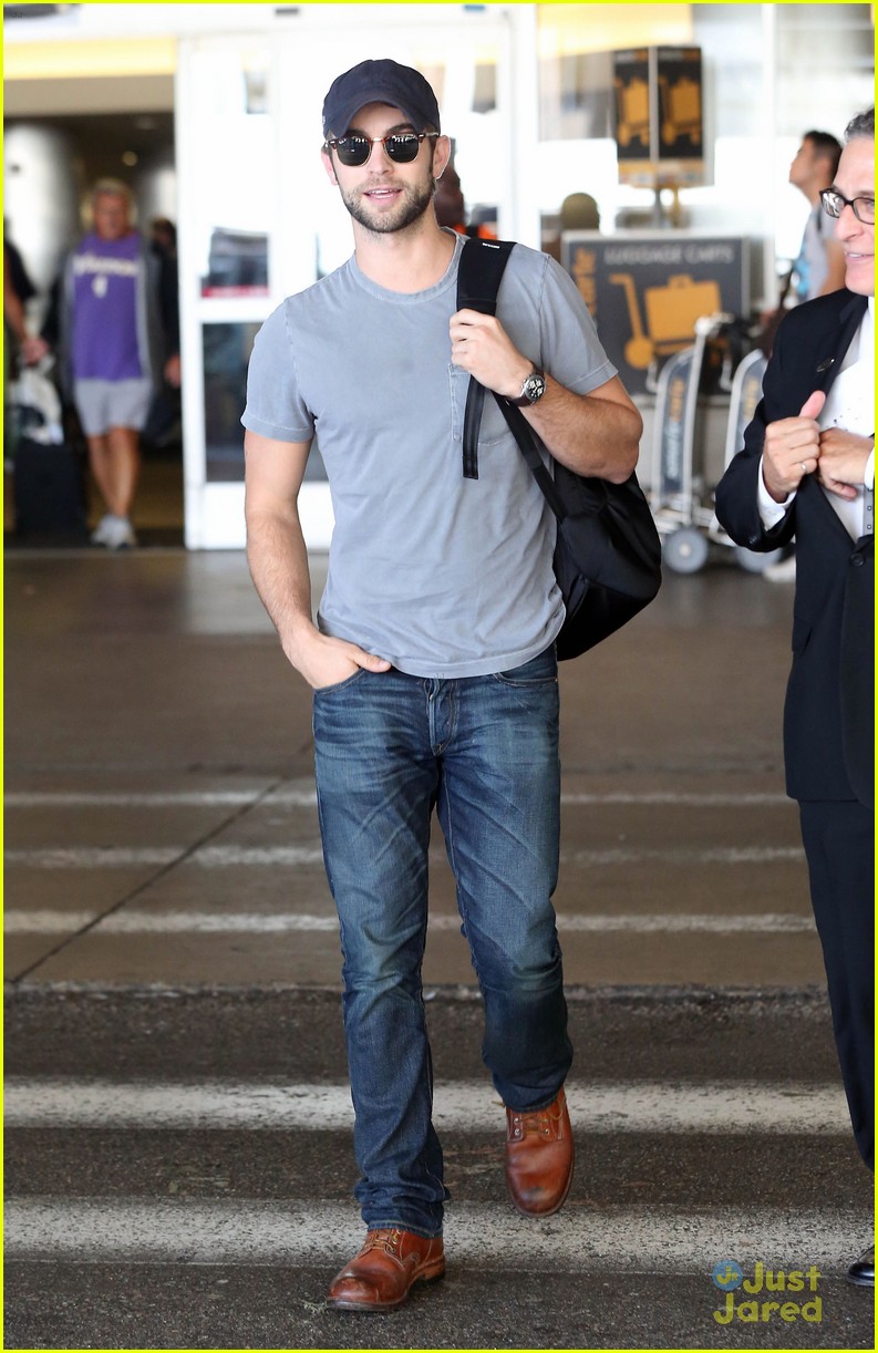 chace crawford lax arrival 09