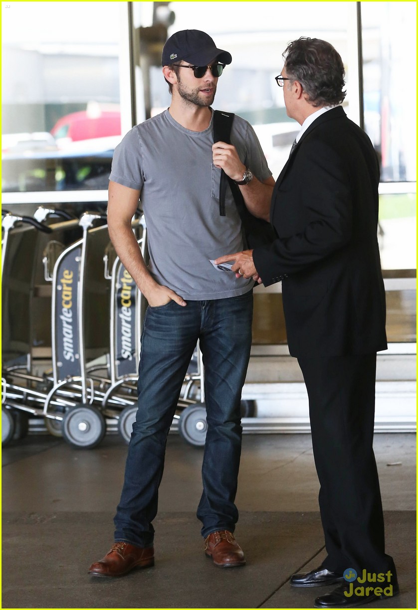 chace crawford lax arrival 10
