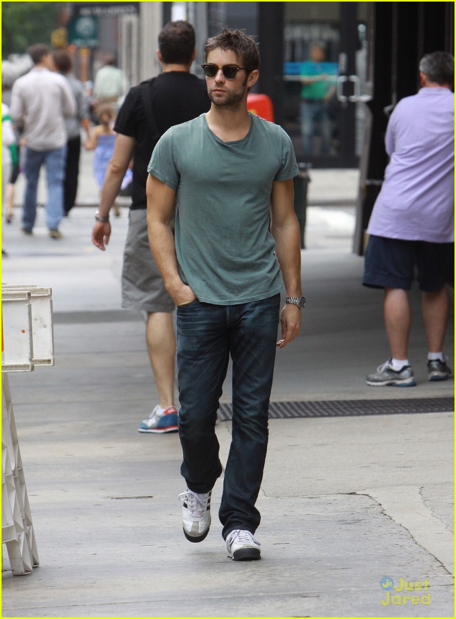 chace crawford hangs out in the big apple 01