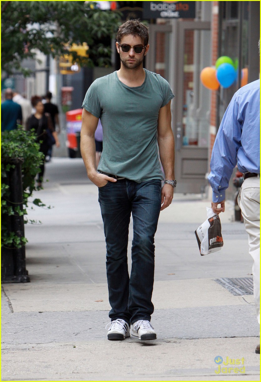 chace crawford hangs out in the big apple 03