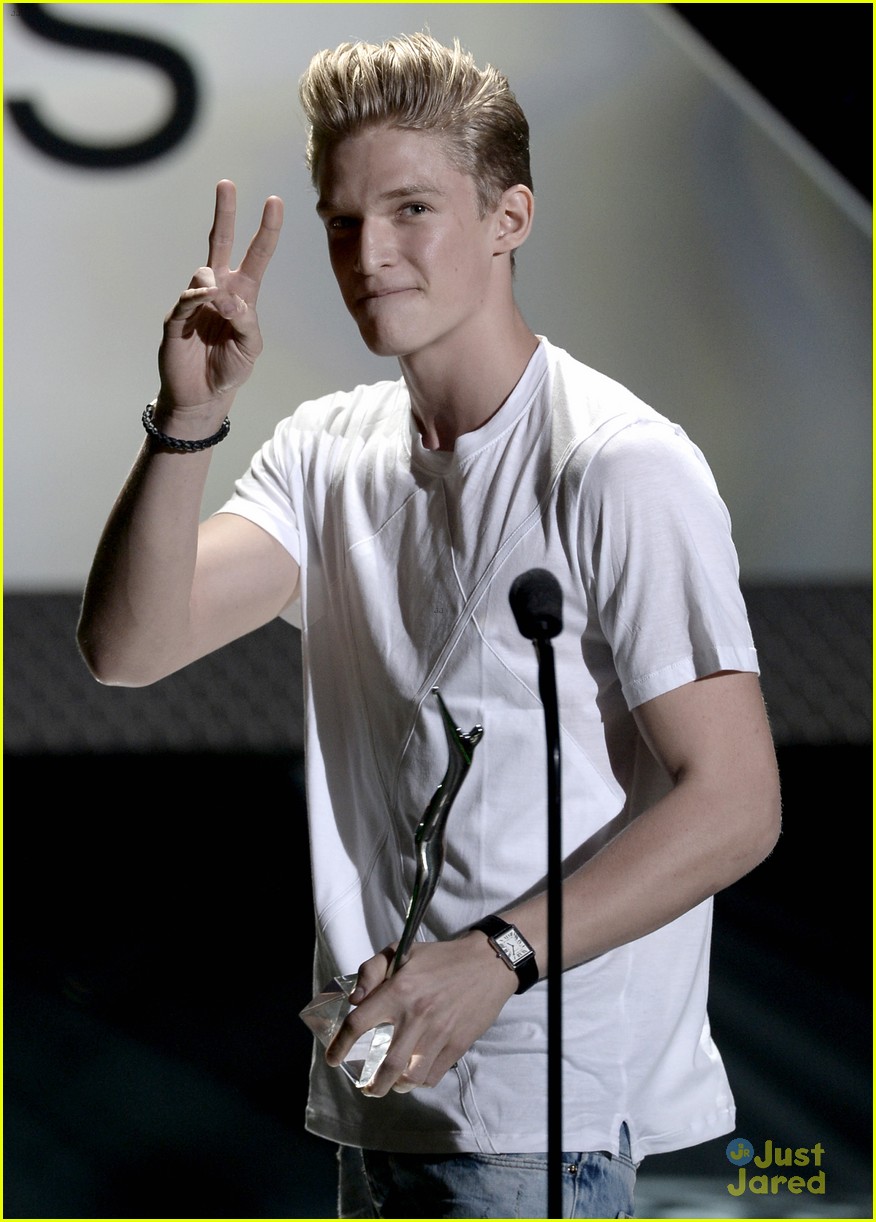 cody simpson young hollywood award 2013 performance watch now 09