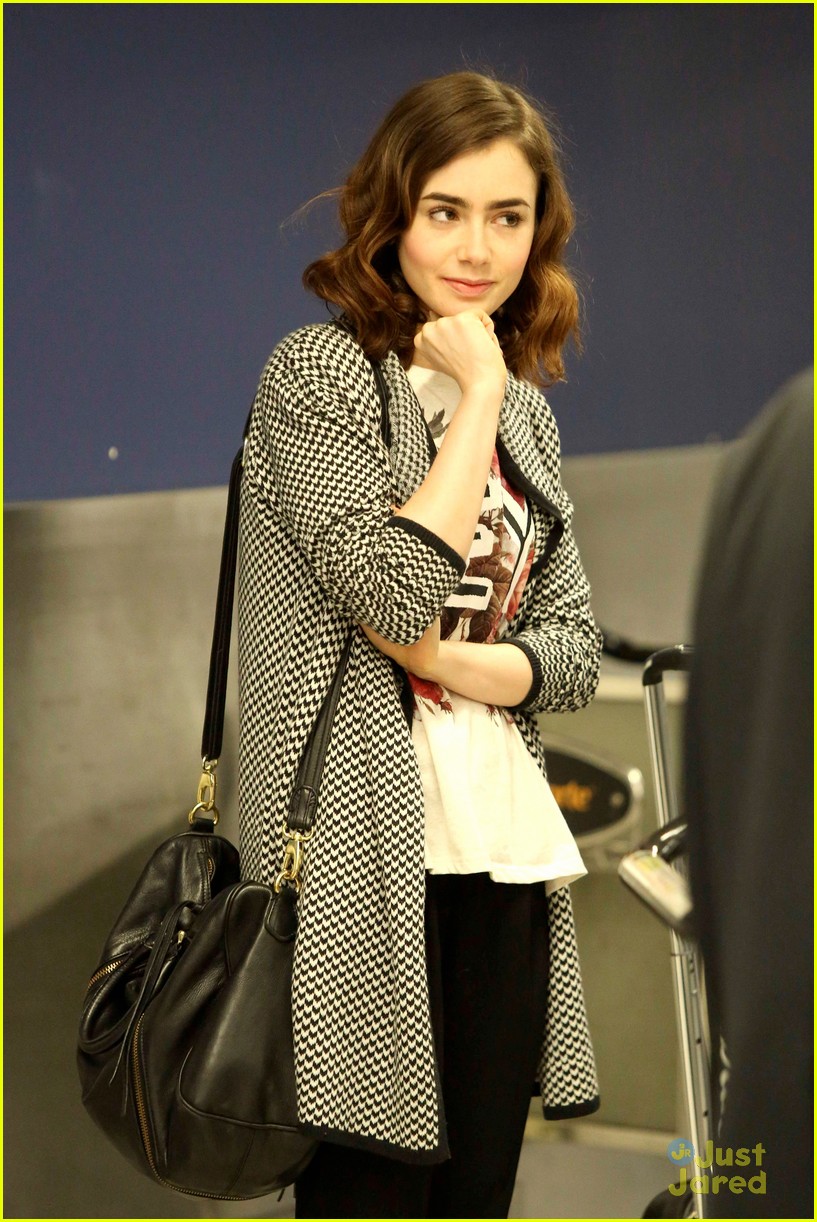 lily collins lax arrival hug 07