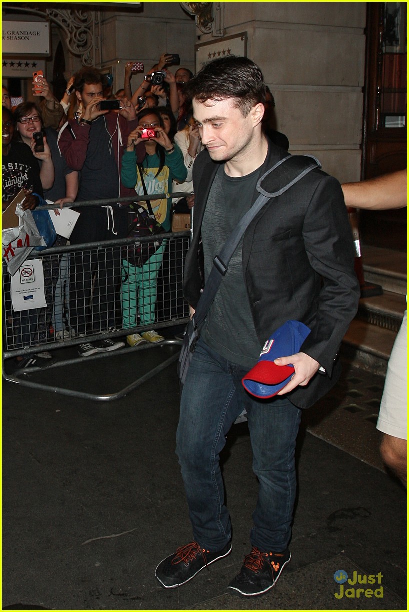 daniel radcliffe stand up comic 03