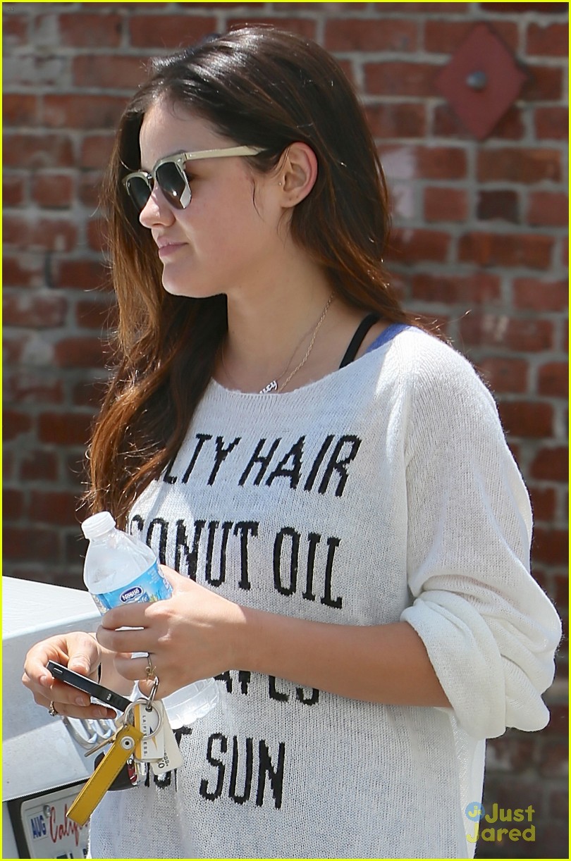 lucy hale gym stop before tcas 04