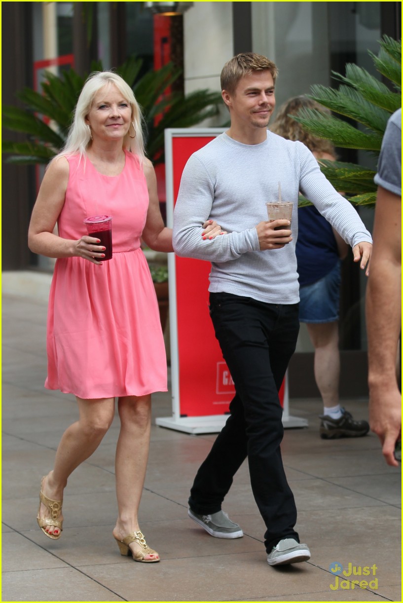 derek hough day out with mom mari anne 02